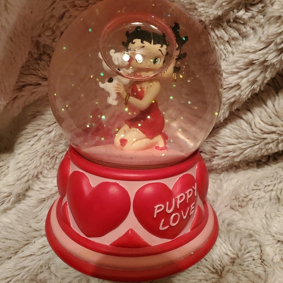 Music Box Co. Betty Boop Puppy Love Snow Globe - Picture 2 of 4